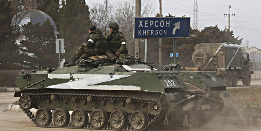 Фото: i.lb.ua Russian tank marked with the letter Z on the approaches to Kherson. Photo by i.lb.ua Фото: i.lb.ua