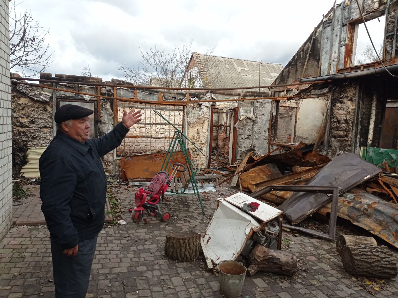 Віктор Михайлович каже, що його будинок згорів після обстрілів фосфорними снарядами © Ірина Скачко