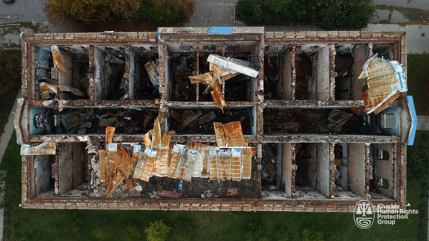 Зруйнована поліклініка Zerstörte Poliklinik Centre médical en ruines