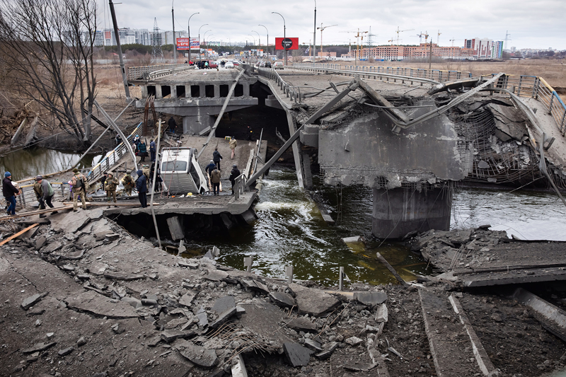 Міст через річку Ірпінь, зруйнований військами РФ