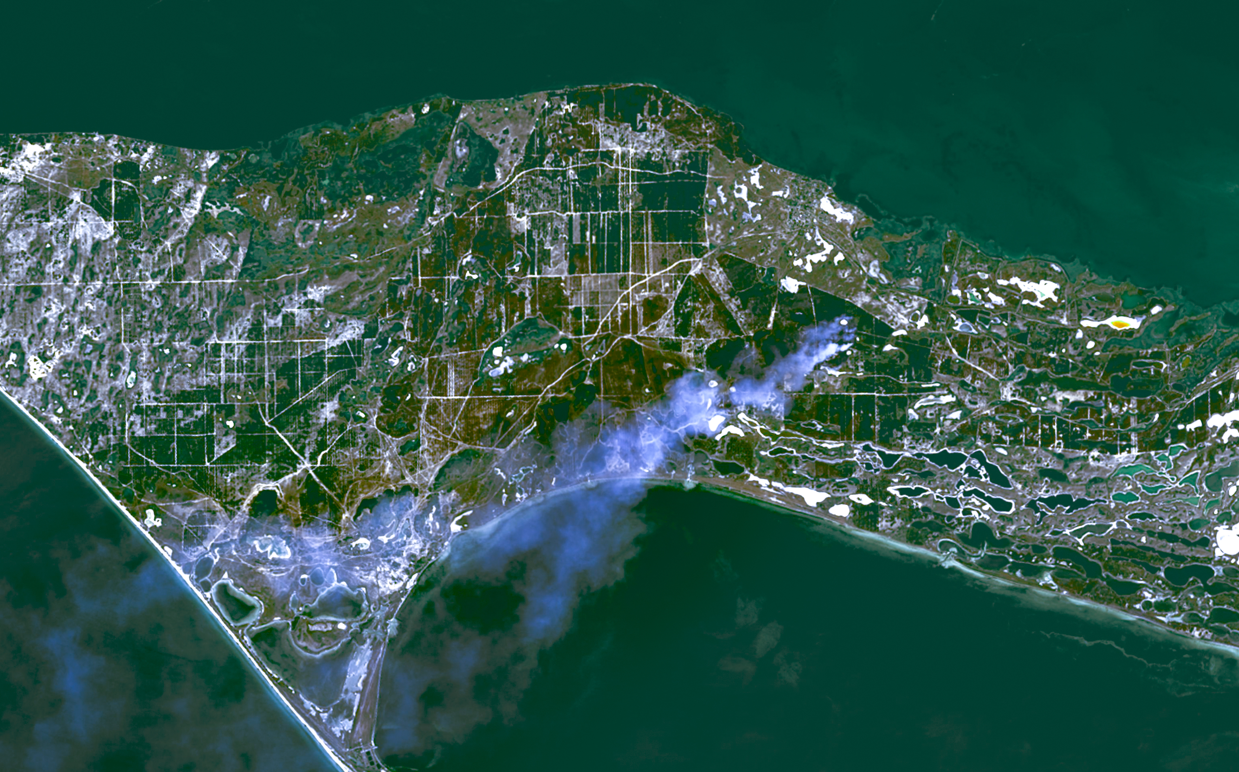 Пожежа на косі, знімок із супутника.