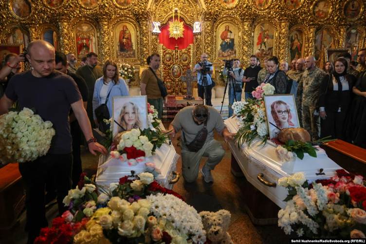 Рідні й близькі прощаються із сестрами Любавою (фото ліворуч) та Вірою, які загинули внаслідок російської атаки, Фото: Радіо Свобода Родные и близкие прощаются с сёстрами Любавой (слева на фото) и Верой, погибшими в результате российской атаки. Фото: Радио Свобода