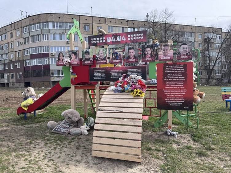 Портрети дітей, які загинули внаслідок удару РФ по Кривому Рогу 4 квітня 2025 року. Фото: Суспільне Дніпро Портреты детей, погибших в результате удара РФ по Кривому Рогу 4 апреля 2025 года. Фото: Суспільне Дніпро