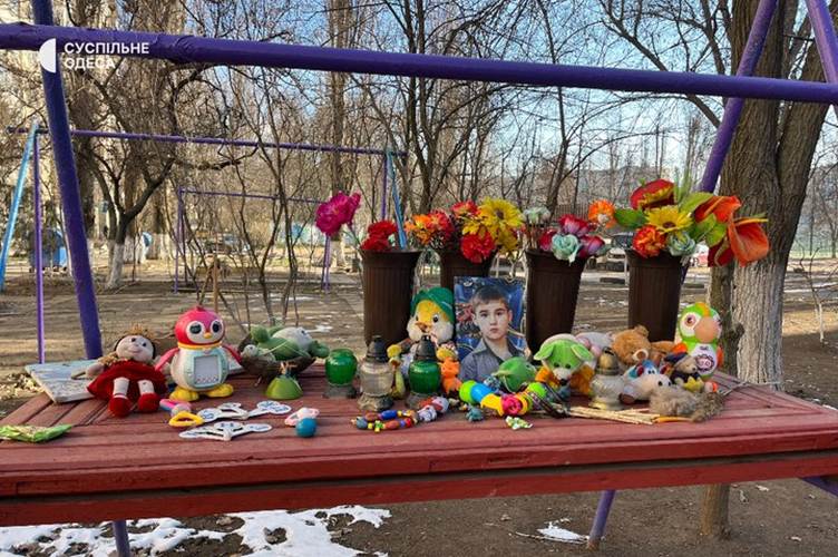 Меморіал загиблим мешканцям будинку на вулиці Добровольського в Одесі. Суспільне Одесі Мемориал погибшим жителям дома на улице Добровольского в Одессе. Суспільне Одеси