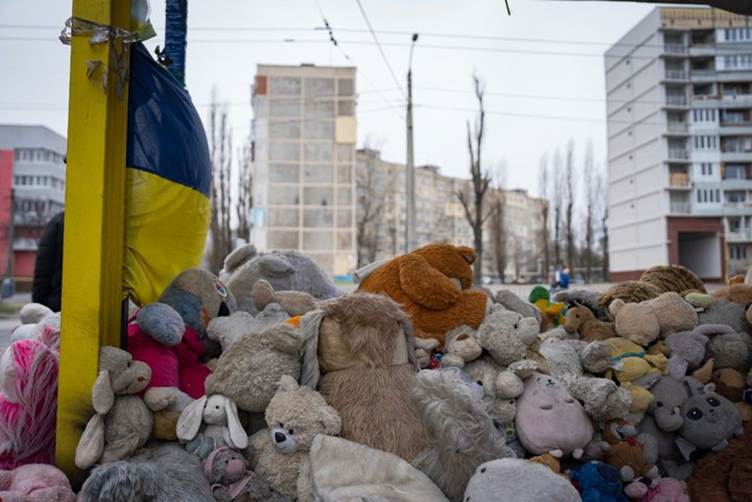 На зупинці навпроти будинку містяни облаштували меморіал. Фото: Суспільне Дніпро На остановке напротив дома горожане устроили мемориал. Фото: Суспільне Дніпро