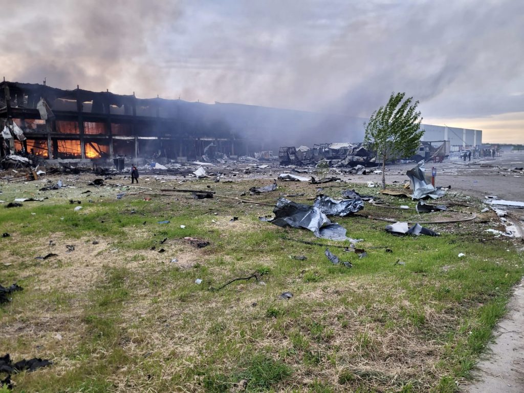 Склад Українського Червоного Хреста в Одесі після російського обстрілу у травні 2023 року. Фото: Український Червоний Хрест Склад Украинского Красного Креста в Одессе после российского обстрела в мае 2023 года. Фото: Украинский Красный Крест